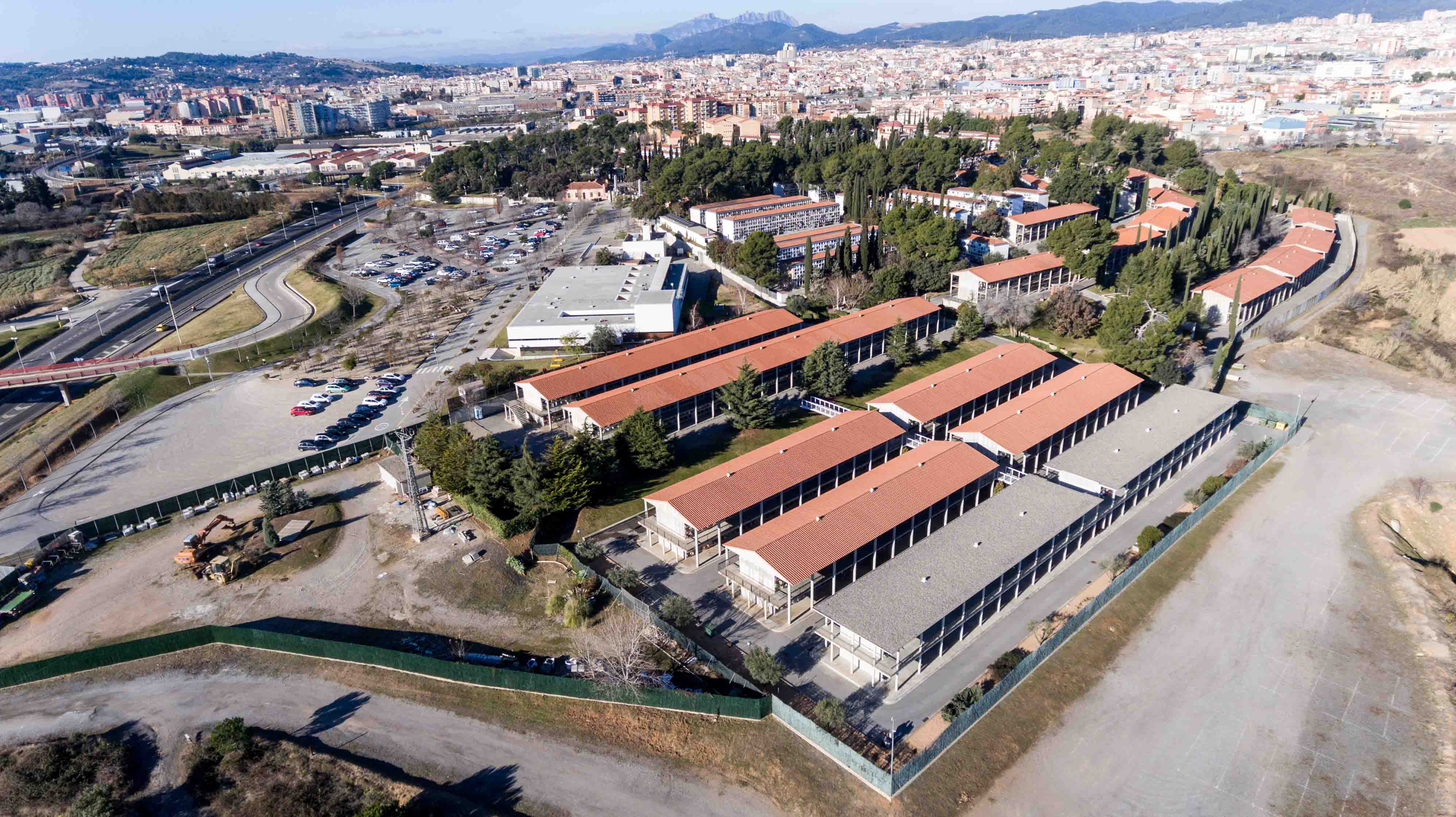Imatge aèria del complex funerari, amb la ciutat de fons