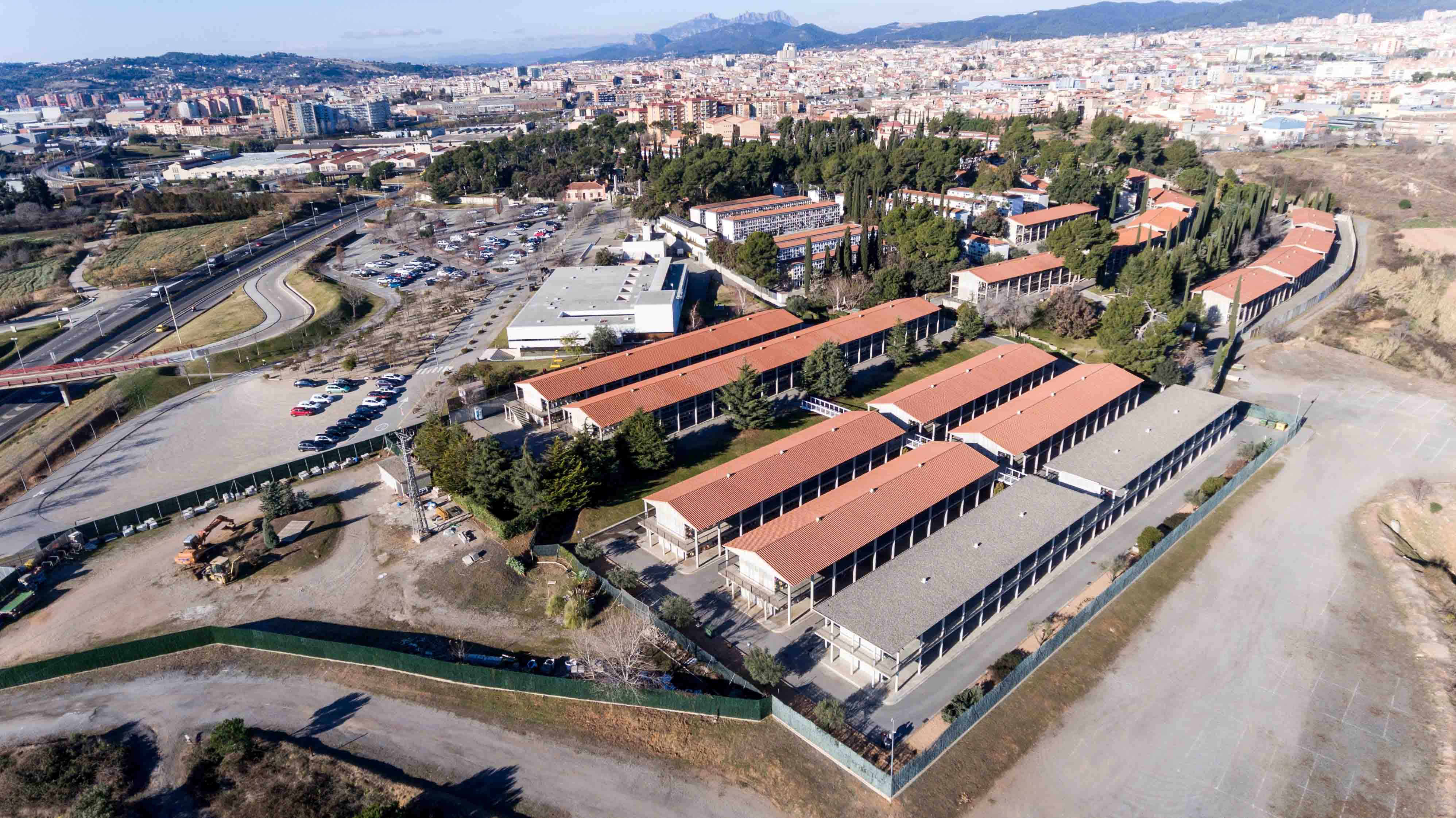 Imagen aérea del complejo funerario, con la ciudad de fondo