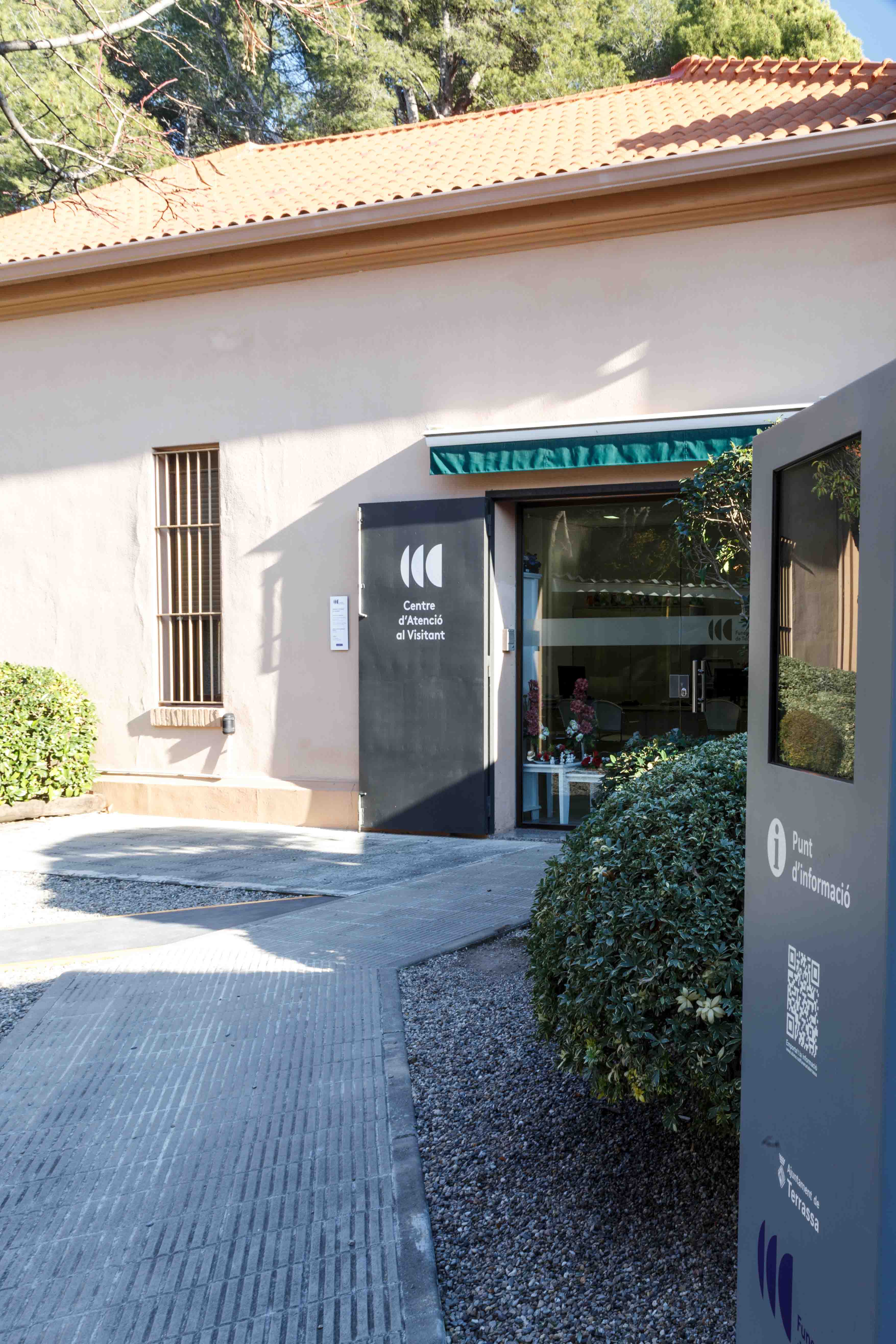 Sistema interactivo de Funerària, en la puerta de la Oficina de atención al visitante