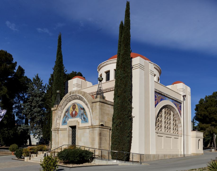 Fachada del templo multiconfesional