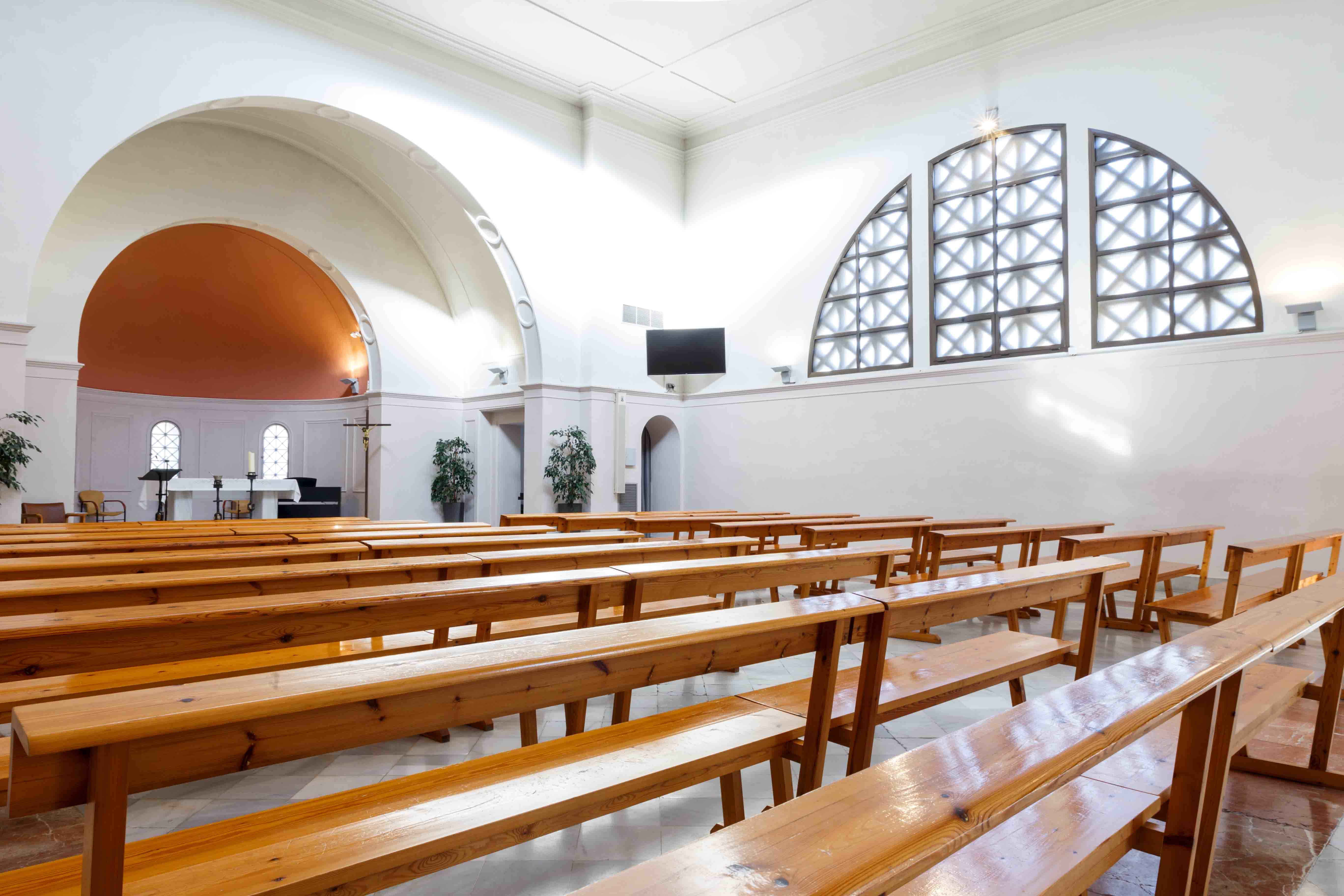 Interior del templo multiconfesional