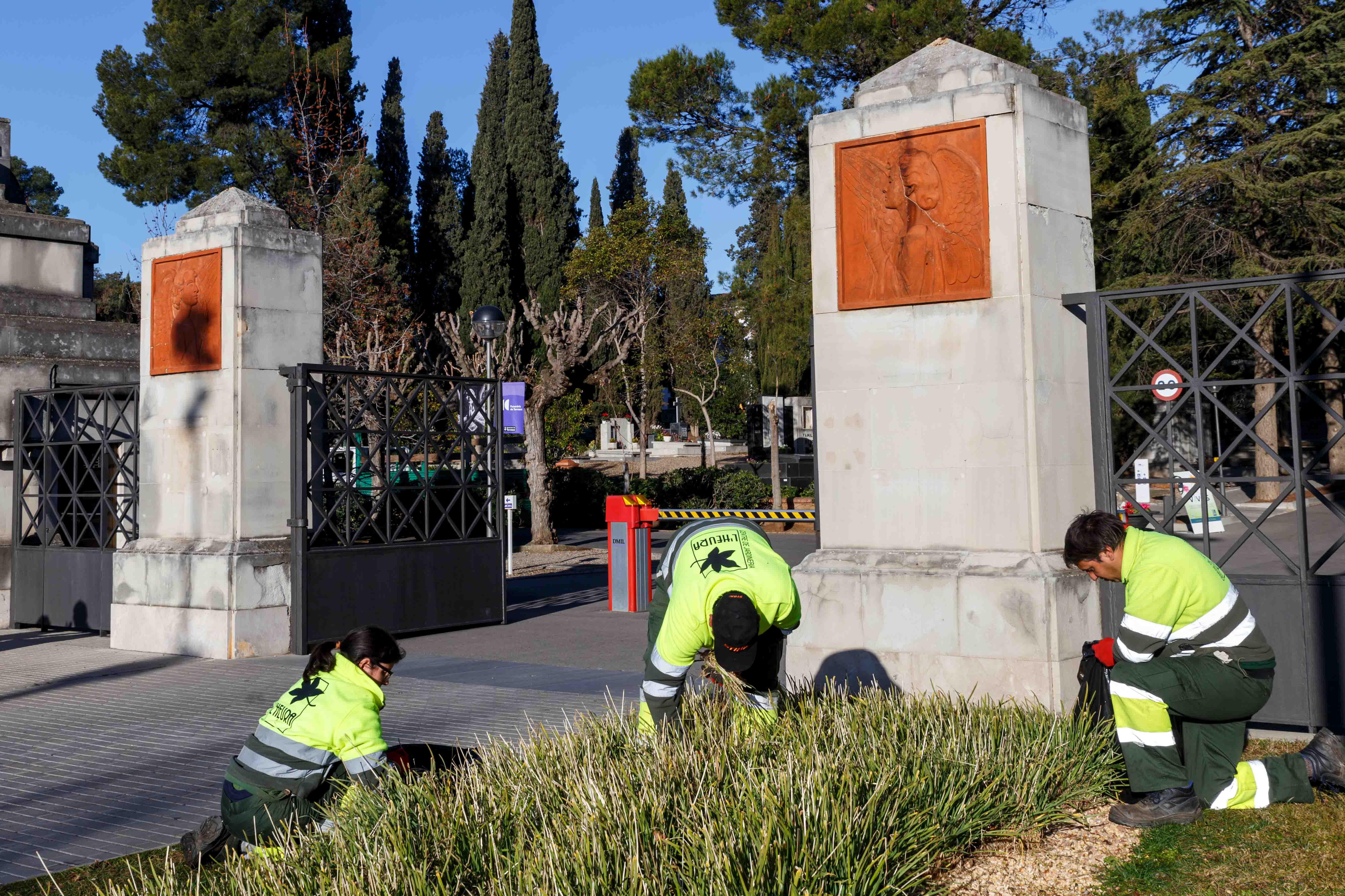 Personal de l'Heura trabajando en la entrada del cementerio